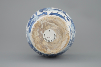 A blue and white chinoiserie jug with pewter lid, Haarlem, first half 17th C.