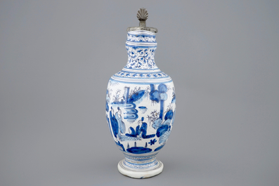 A blue and white chinoiserie jug with pewter lid, Haarlem, first half 17th C.