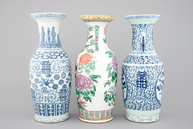 3 grote Chinese famille rose en blauw-witte vazen, 19e eeuw