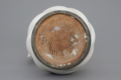 Un grand pichet en fa&iuml;ence de Delft au couvercle en &eacute;tain, 17&egrave;me