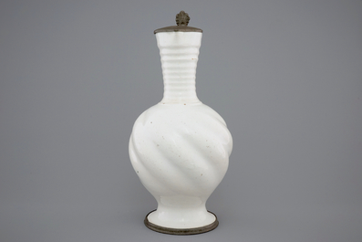 Un grand pichet en fa&iuml;ence de Delft au couvercle en &eacute;tain, 17&egrave;me