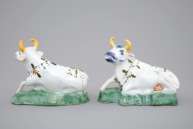 Een paar polychrome Delfts aardewerken koeien, 18e eeuw