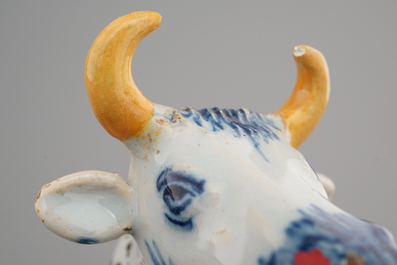 Een paar polychrome Delfts aardewerken koeien, 18e eeuw