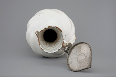 Un grand pichet en fa&iuml;ence de Delft au couvercle en &eacute;tain, 17&egrave;me