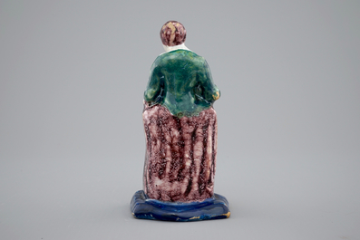 Une figure d'une femme en fa&iuml;ence de Delft polychrome, 18&egrave;me