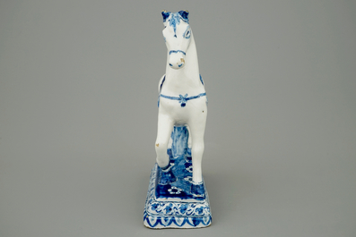 Een fijn blauw-wit Delfts aardewerken paard, 18e eeuw