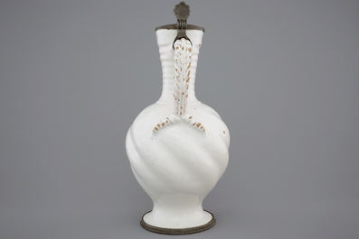Een grote kan in wit Delfts met gedraaid oor en tinnen deksel, 17e eeuw