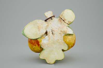 Twee hangende appeltjes in Delfts aardewerk, 18e eeuw