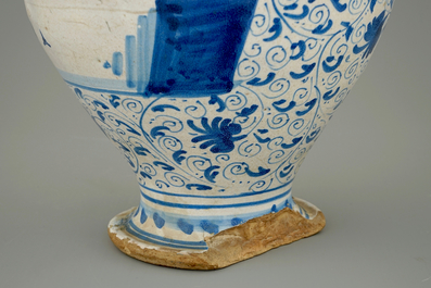 Een blauw-witte Italiaanse siroopkan, Faenza, 16/17e eeuw