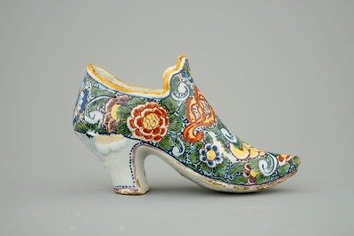 Une chaussure en fa&iuml;ence de Delft polychrome, 18&egrave;me