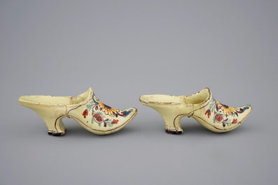 Een paar polychrome Delfts aardewerken schoentjes, 18e eeuw en een blauw-wit kommetje