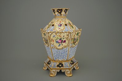 Un pot-pourri en porcelaine de Jacob Petit, Paris, vers 1835