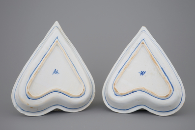 Een paar hartvormige blauw-witte Delftse rijsttafel schotels, eind 17e eeuw