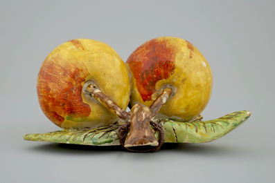 Twee hangende appeltjes in Delfts aardewerk, 18e eeuw