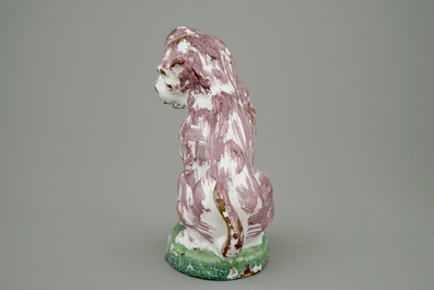 Un mod&egrave;le d'un chien en fa&iuml;ence polychrome de Bruxelles, 18&egrave;me