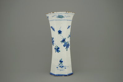 Een tweekleurige Delftse vaas met chinoiserie, begin 18e eeuw