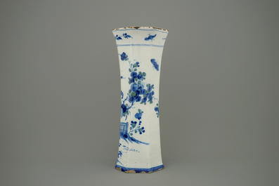 Een tweekleurige Delftse vaas met chinoiserie, begin 18e eeuw