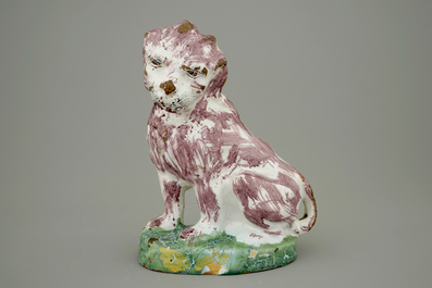 Un mod&egrave;le d'un chien en fa&iuml;ence polychrome de Bruxelles, 18&egrave;me