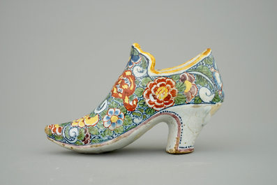 Une chaussure en fa&iuml;ence de Delft polychrome, 18&egrave;me