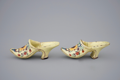 Een paar polychrome Delfts aardewerken schoentjes, 18e eeuw en een blauw-wit kommetje