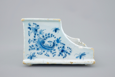Een blauw-wit Brussels aardewerken inktstel, 18e eeuw