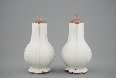 A white Delft cruet set, 18th C.