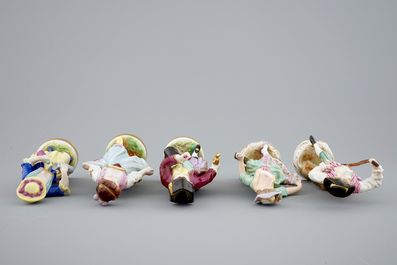 Un lot de 5 figures en porcelaine, France ou Allemagne, 19/20&egrave;me