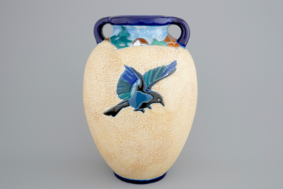 Een art deco vaas met vogels, Amphora, Tsjechi&euml;, begin 20e eeuw