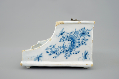Een blauw-wit Brussels aardewerken inktstel, 18e eeuw