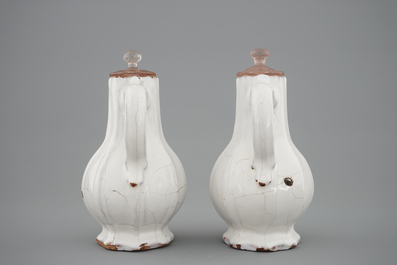 A white Delft cruet set, 18th C.