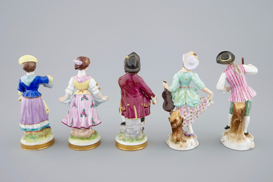 Un lot de 5 figures en porcelaine, France ou Allemagne, 19/20&egrave;me