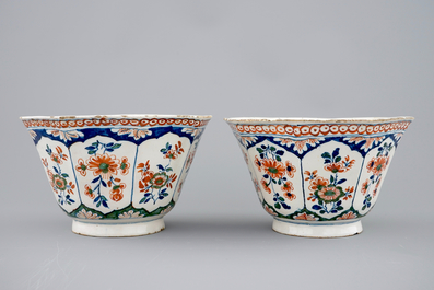 A pair of Dutch Delft octagonal bowls  in cashmere palette, ca. 1700
