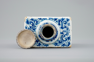 Une boite &agrave; th&eacute; en fa&iuml;ence de Delft au d&eacute;cor chinoiserie de style Kangxi, vers 1700