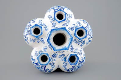 A blue and white Delftware tulip vase, France, 19th C.