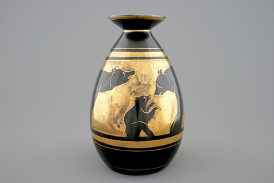 Een vaas met decor van beren, Charles Catteau, Boch K&eacute;ramis, 1e helft 20e eeuw