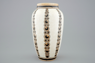 Un vase au d&eacute;cor ornamental de Charles Catteau pour Boch K&eacute;ramis, 1&egrave;re moiti&eacute; du 20&egrave;me