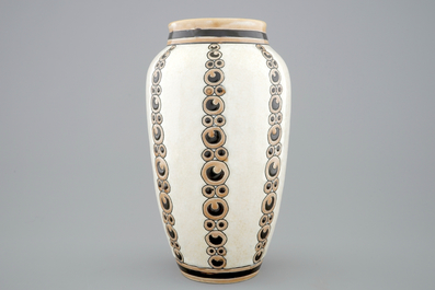 Een craquel&eacute; glazuur vaas met ornamentaal decor, Charles Catteau, Boch K&eacute;ramis, 1e helft 20e eeuw