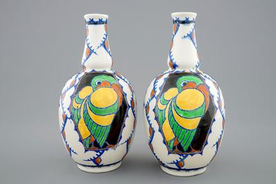 Une paire de vases au d&eacute;cor de perroquets de Charles Catteau pour Boch K&eacute;ramis, 1&egrave;re moiti&eacute; du 20&egrave;me