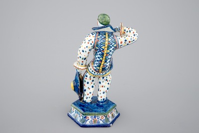 Een polychrome Delftse figuur van een Harlekijn uit de Commedia dell&rsquo;Arte, 19e eeuw