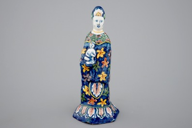 Un mod&egrave;le d'une Vierge &agrave; l'Enfant en fa&iuml;ence polychrome de Delft, chinoiserie, 18&egrave;me