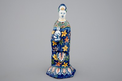 Een polychrome figuur van een staande Madonna met kind, in chinoiserie stijl, 18e eeuw