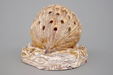 Een polychrome pique-fleurs in de vorm van een egel, Noord-Frankrijk, 18/19e eeuw