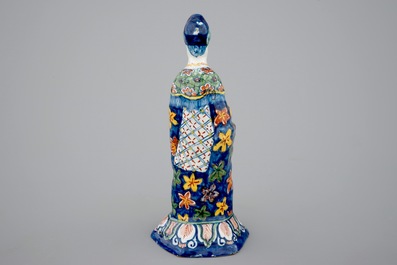 Een polychrome figuur van een staande Madonna met kind, in chinoiserie stijl, 18e eeuw