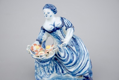 Un beurrier en fa&iuml;ence de Delft polychrome d&eacute;cor&eacute; d'une femme assise, 18&egrave;me