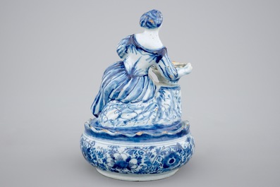 Un beurrier en fa&iuml;ence de Delft polychrome d&eacute;cor&eacute; d'une femme assise, 18&egrave;me