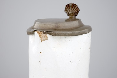 Een kan in wit Delfts met tinnen deksel, 17/18e eeuw