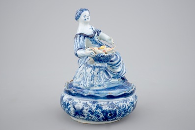 Un beurrier en fa&iuml;ence de Delft polychrome d&eacute;cor&eacute; d'une femme assise, 18&egrave;me