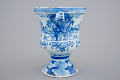 Un vase de jardin de forme Medici en fa&iuml;ence de Delft, 18&egrave;me