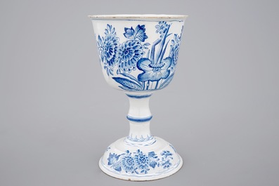 A blue and white faience cup on foot, Germany, 17/18th C.