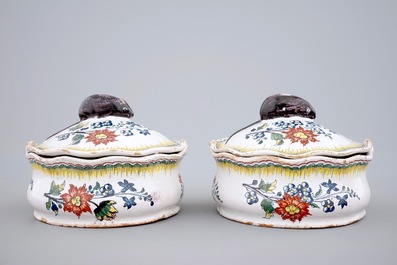 Een paar botervloten met muizen in polychroom Brussels aardewerk, 18e eeuw